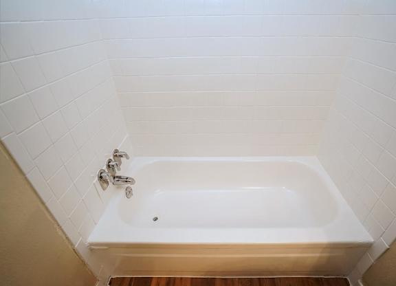 Large Soaking Tub In Bathroom at Boston Woods Apartments, Texas, 78201