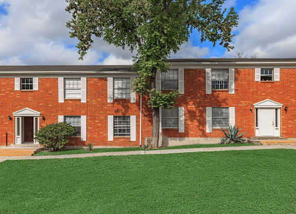 Lush Green Landscape at Boston Woods Apartments, San Antonio TX