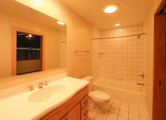 A bathroom with a toilet, sink, and bathtub.