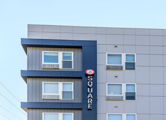 A building with a sign that says "Sogna Large".