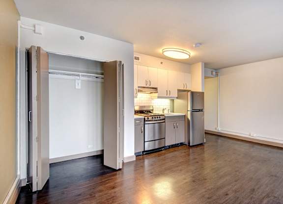 studio kitchen at Cosmopolitan, Seattle