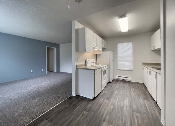 Lakewood Apartments - Arbor Pointe Apartments - Kitchen and dining area