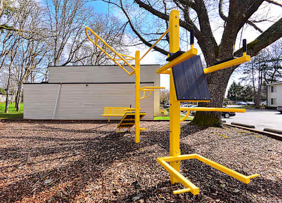 Lakewood Apartments - MOD 83 Apartments - Playground 2