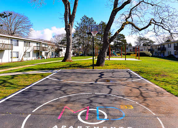 Lakewood Apartments - MOD 83 Apartments - Basketball