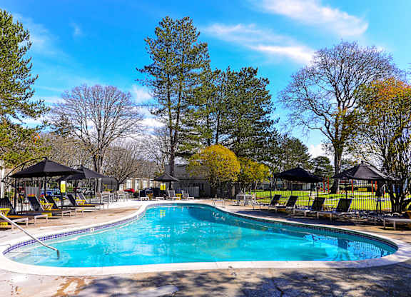 Lakewood Apartments - MOD 83 Apartments - Community Pool 2