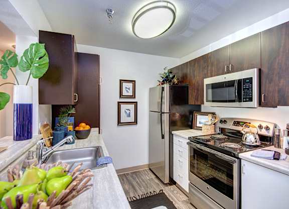 Kitchen with Stove top oven at Signature Pointe, Washington