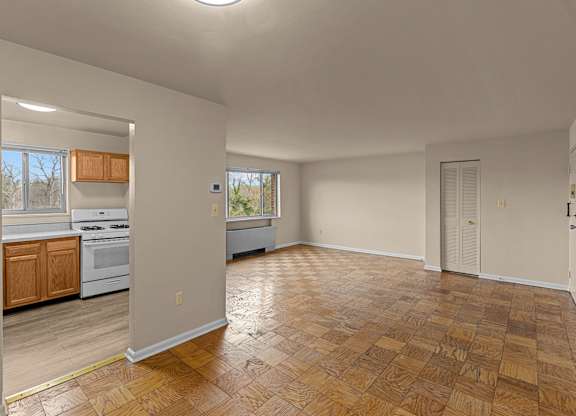 A kitchen with wooden floors at Kensington House, Maryland 20895
