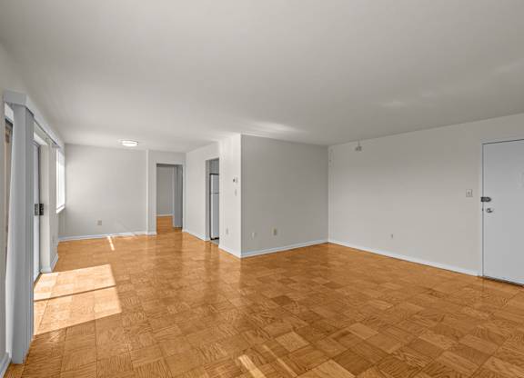 A room with wooden flooring and white walls at Kensington House, Kensington