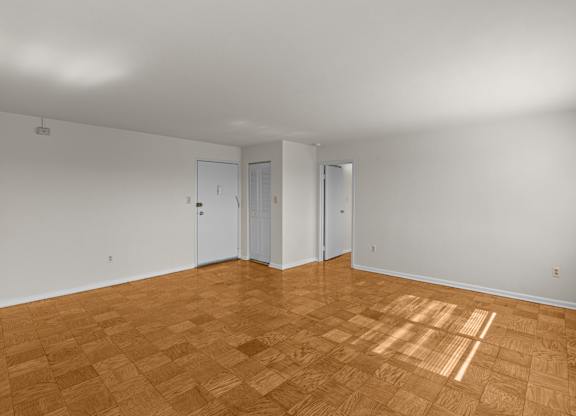 A room with wooden flooring and white walls at Kensington House, Kensington, 20895