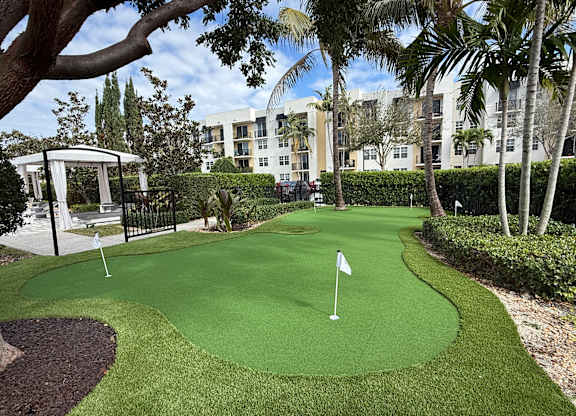 District Boynton Apartments - Miami, FL - Putting Green