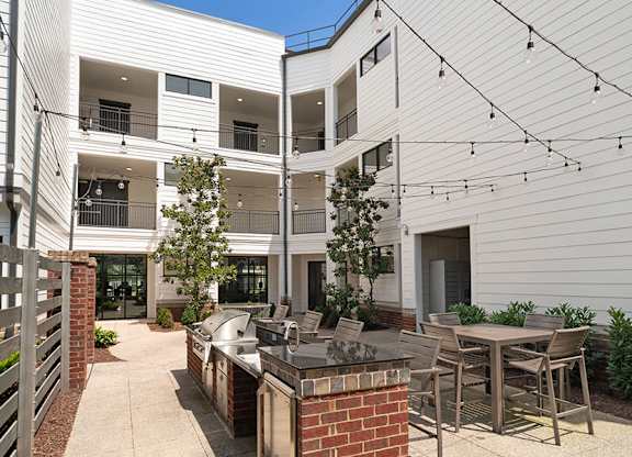 Apartments near Cool Springs Galleria - Dwell at McEwen patio area