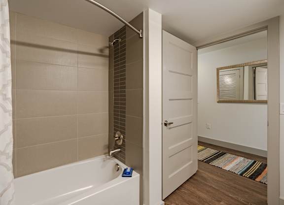 Bellevue Square apartments near Nintendo - Metro 112 Apartments - bath tub