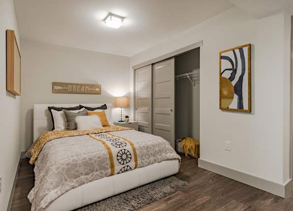 Crossroads apartments in Bellevue, WA - Metro 112 Apartments - bedroom