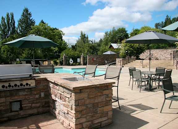 Boulder Creek apartments in Klahanie near Boeing - Outdoor grilling station and dining area