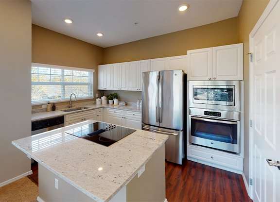 Issaquah apartments near Siemens - Boulder Creek Gourmet kitchen - island and granite countertops