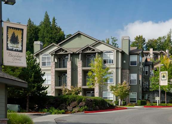 Boulder Creek apartments in Issaquah Plateau near Boeing - Entry Monument