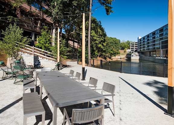 Apartments in Atlanta, GA | Vinings Lofts and Apartments | resident park