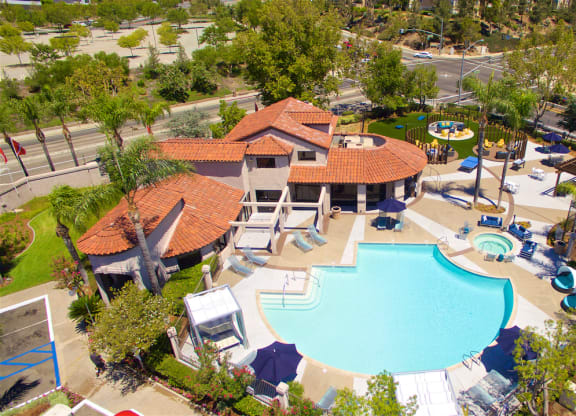 Lush Landscaping and Lounge Seating at Vista Promenade Apartments, Temecula, California