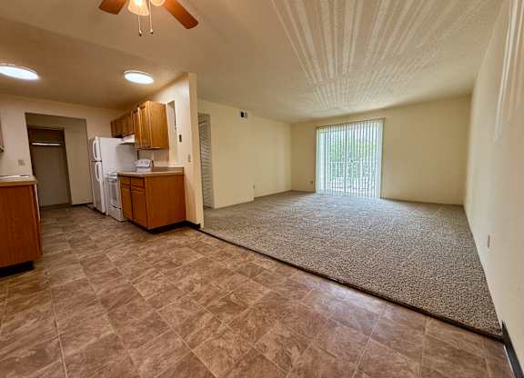 A room with a ceiling fan and a window with blinds. at Winding Hills Apartments, Davenport  52807