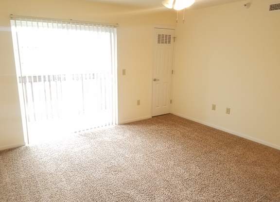 Unfurnished Living Area at Windsor Crest Apartments, Davenport , IA, 52807