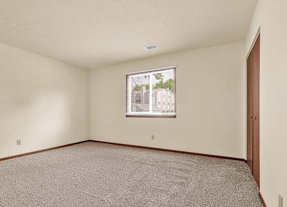 Plush Carpeting at Windsor Crest Apartments, Davenport , Iowa
