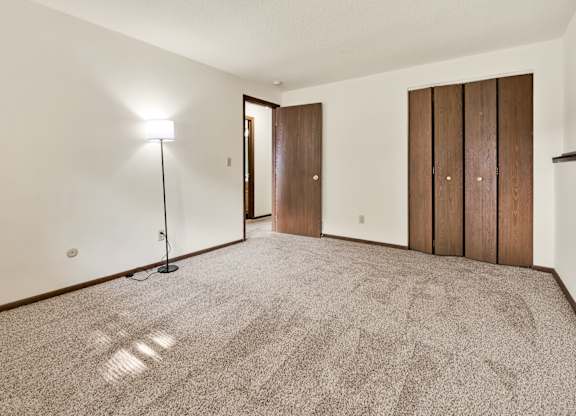 Plush Carpeting at Windsor Crest Apartments, Davenport , Iowa