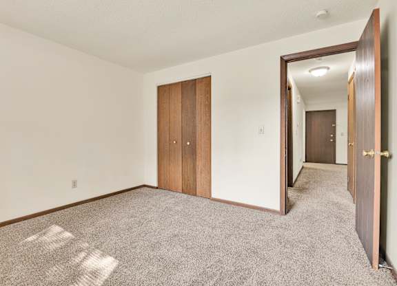 Lush Wall-To-Wall Carpeting In Bedroomsat Windsor Crest Apartments, Davenport 52807