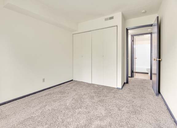Carpeted Bedroom at Indian Ridge Apartments, Davenport, 52807