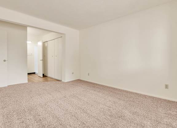 Vacant Bedroom at Indian Ridge Apartments, Davenport, IA, 52807