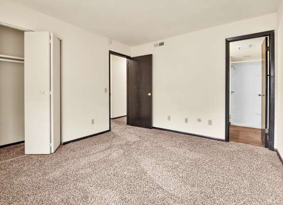 A room with carpeted floor at Indian Ridge Apartments, Davenport, 52807