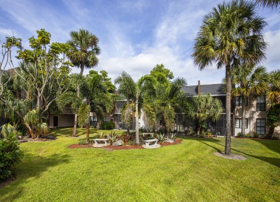 Outdoor Garden at DEL ORO APARTMENT HOMES, Florida