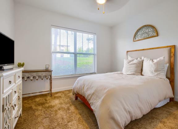 additional photo for property listing at chic digs with room to stretch out in the village 22 car