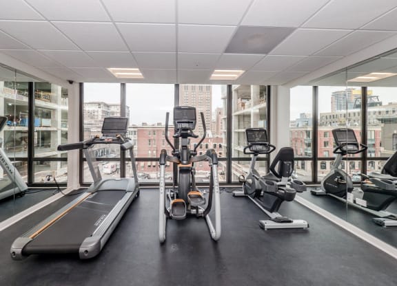 24 hour fitness center at Chateau on Wells, Chicago, Illinois