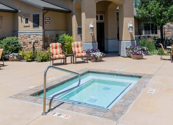 Four Seasons Logan Apartments and Townhomes Elite Hot Spa
