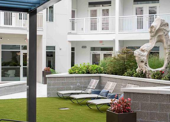 Lounge chairs in the courtyard at Novi Rise