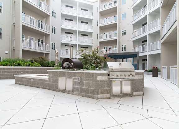 The outdoor grilling and dining area at Novi Rise Apartments in Concord, NC