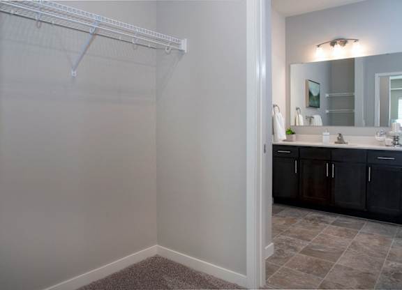 A bathroom with a white towel rack and a mirror.