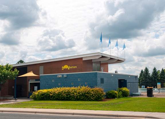 A building with a sign that says