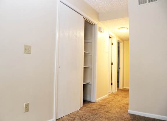 East Lansing 2 bed apartment w/Washer & Dryer