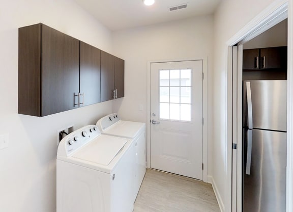 2bed 2bath Cottage Home (2-story) w/2 Car Garage