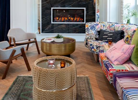 Neighbour - Entertaining Lounge