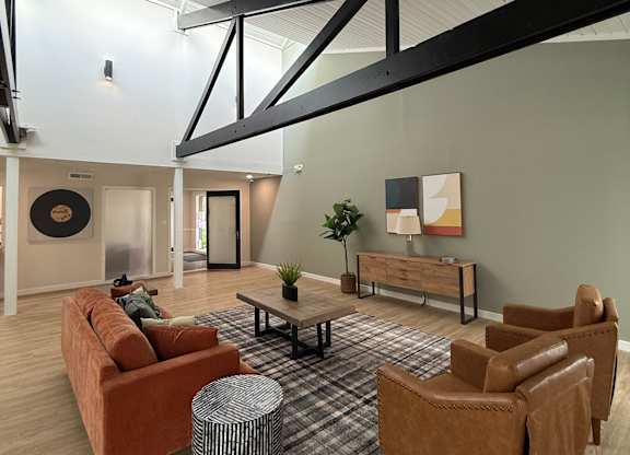Decorated Lounge Area at The Retreat at Walnut Creek, Columbus , OH, 43232