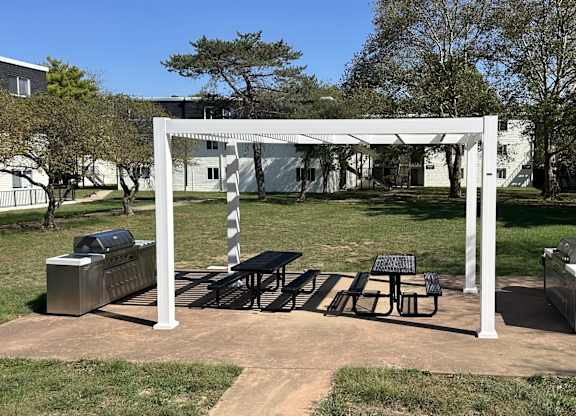 Luxury grilling station and pergola at The Retreat at Walnut Creek, Columbus , OH, 43232
