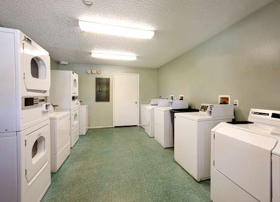 Laundry center at Mira Verde Affordable Apartments in LaBelle FL