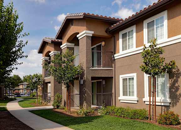 a view of the exterior of an apartment building
