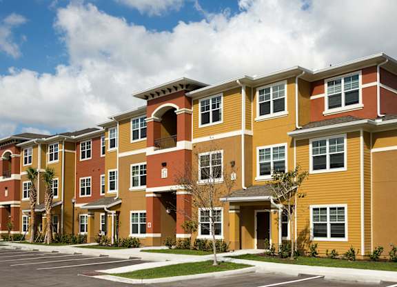 Colonial Lakes Apartments in Lake Worth, FL