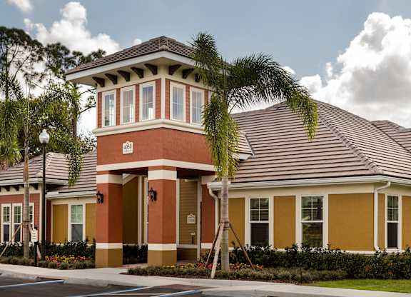 Colonial Lakes Apartments in Lake Worth, FL