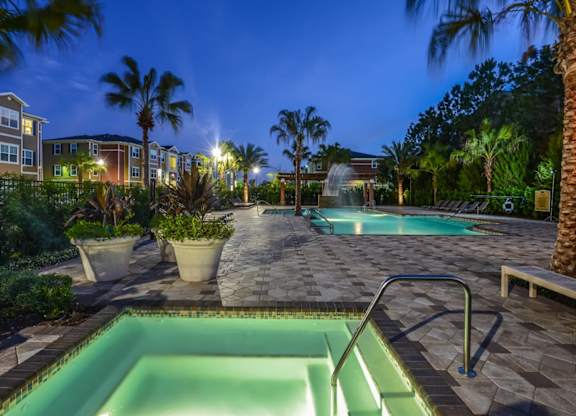 Swimming pool and spa The Amalfi Clearwater Apartments