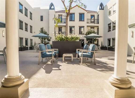 Courtyard at Carson Terrace Apartments in Carson, CA