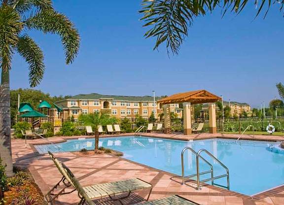 Swimming Pool at Cross Creek Apartments in Tampa FL